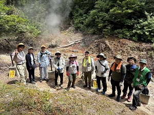 大地の力強さを背景に記念撮影